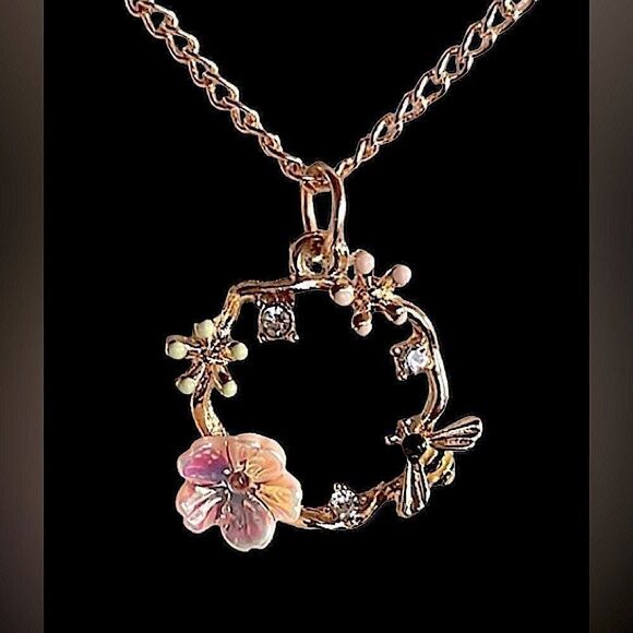 Flower & Bee Necklace 🐝 - Picture 1 of 5
